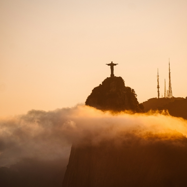 Vue du Christ Rédempteur au lever du jour à Rio de Janeiro – Horizons Nouveaux