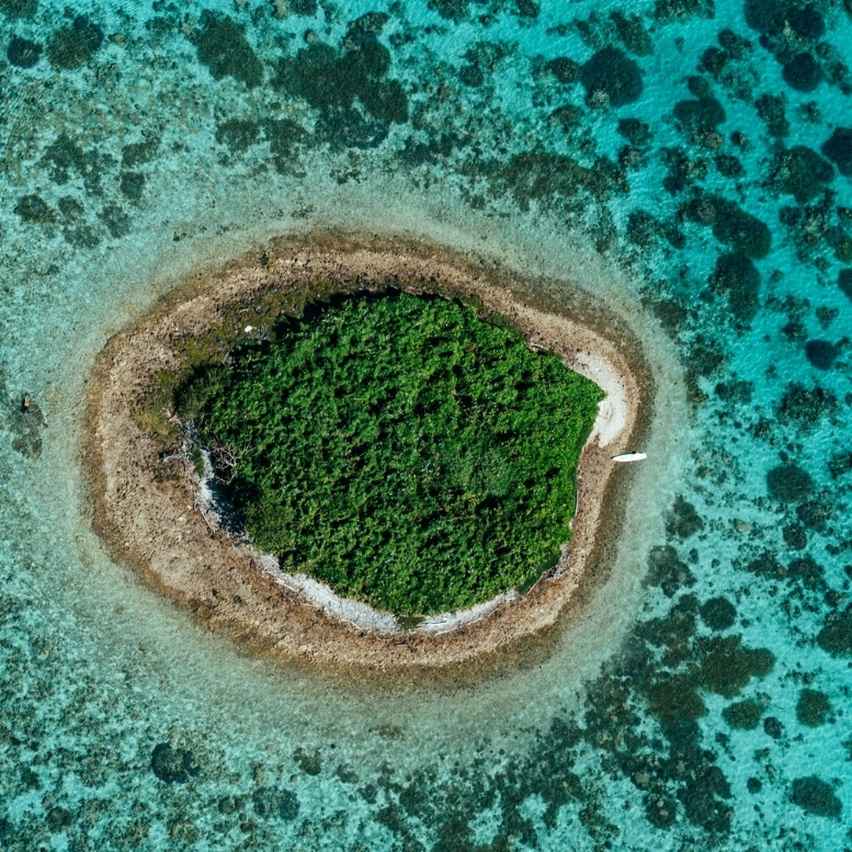 Entre lagon classé à l’UNESCO, falaises sauvages et plages bordées de pins colonnaires, Bourail révèle une autre facette de la Nouvelle-Calédonie – un voyage sur mesure dans le Pacifique Sud entre nature préservée, culture mélanésienne et grands espaces encore confidentiels – Horizons Nouveaux.