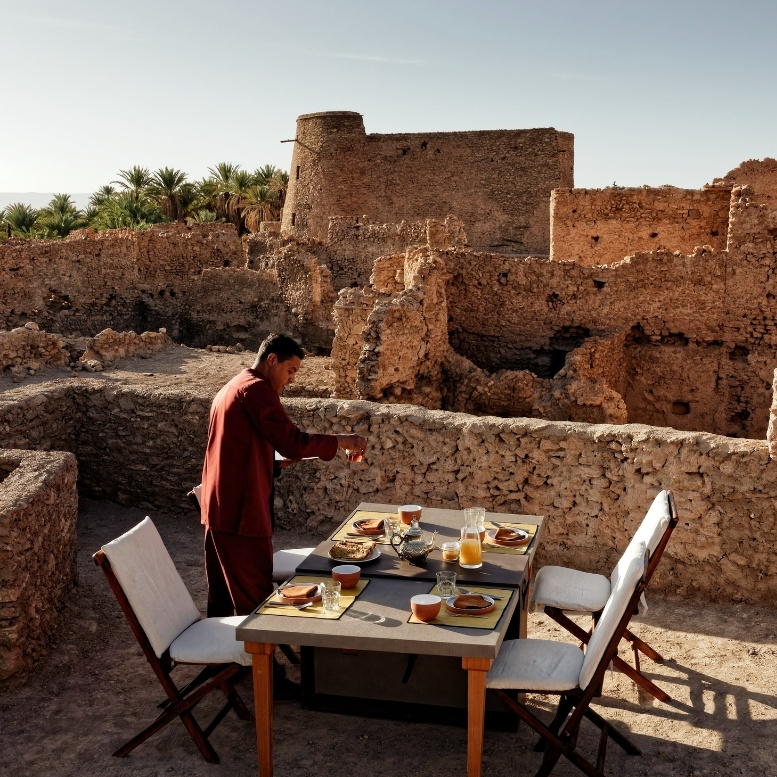 Au cœur des anciennes kasbahs et des oasis du sud marocain, le voyage prend une autre dimension : petits-déjeuners dans les ruines chargées d’histoire, rencontres discrètes et lieux que l’on ne découvre qu’en prenant le temps – une immersion rare dans un Maroc authentique, loin des itinéraires attendus – Horizons Nouveaux.