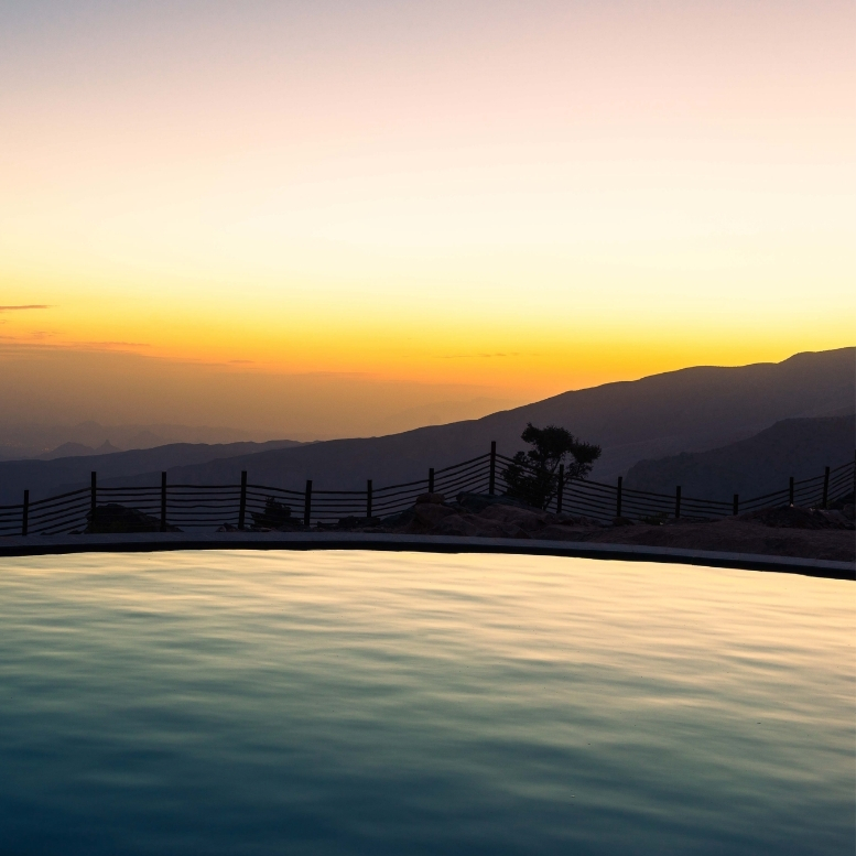À plus de 2'000 mètres d’altitude, là où les montagnes du Hajar plongent dans d’immenses canyons, le temps semble ralentir. Depuis la piscine de l’Alila Jabal Akhdar, les regards se perdent dans une succession de crêtes et de vallées qui changent de couleur au fil de la journée. Ici, Oman révèle une facette inattendue : fraîche, minérale et profondément apaisante. Un lieu où l’on vient autant pour explorer les villages perchés et les sentiers de montagne que pour simplement contempler le paysage en silence – Horizons Nouveaux.