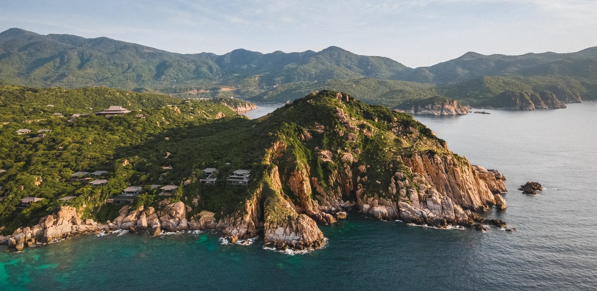 Amanoi au Vietnam, adresse iconique d’Aman surplombant la baie de Vinh Hy entre montagnes sauvages, nature préservée, luxe discret et voyage sur mesure au Vietnam.