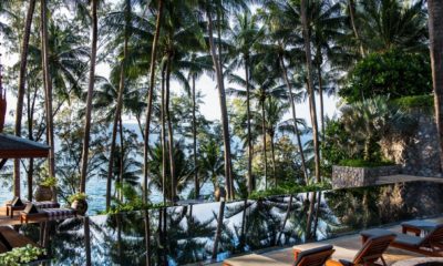 Piscine à débordement au cœur d’une cocoteraie tropicale à Amanpuri, Phuket, hôtel de luxe emblématique en Thaïlande entre plage, nature et séjour haut de gamme sur mesure.
