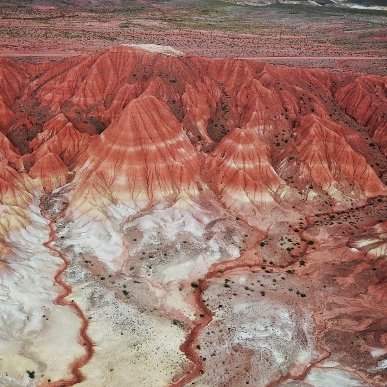 Vue aérienne des paysages minéraux aux reliefs multicolores de la Quebrada de las Conchas, dans le nord-ouest de l'Argentine. Voyage sur mesure dans le nord-ouest de l'Argentine avec Horizons Nouveaux