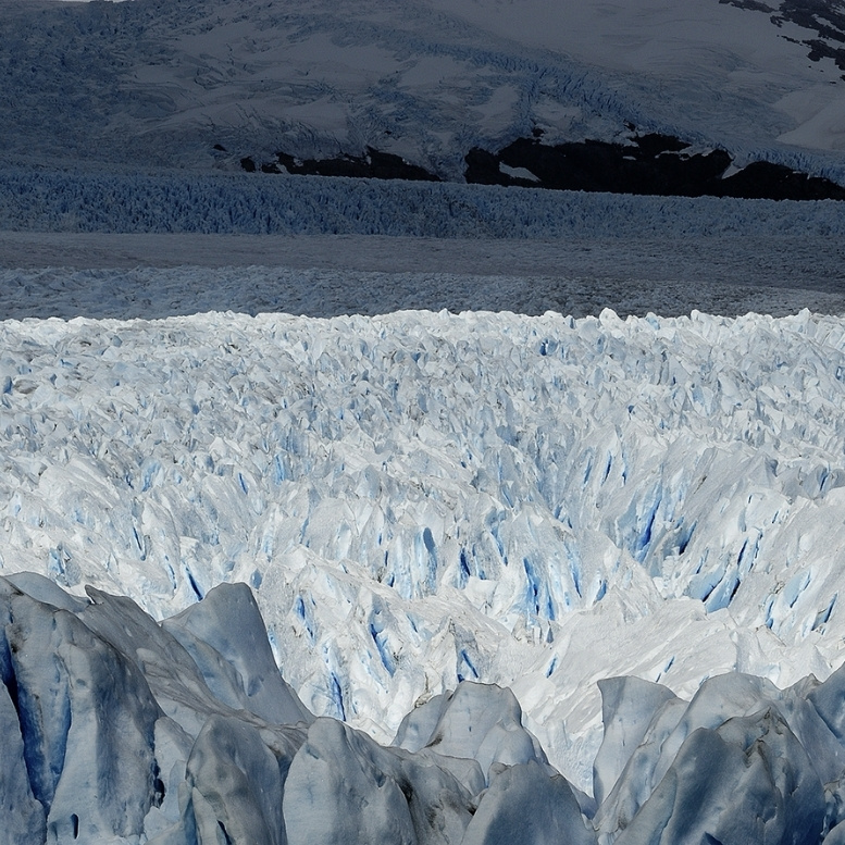 Détails des crevasses et des teintes bleutées du glacier Perito Moreno, dans le parc national Los Glaciares en Patagonie argentine. Voyage sur mesure en Patagonie avec Horizons Nouveaux