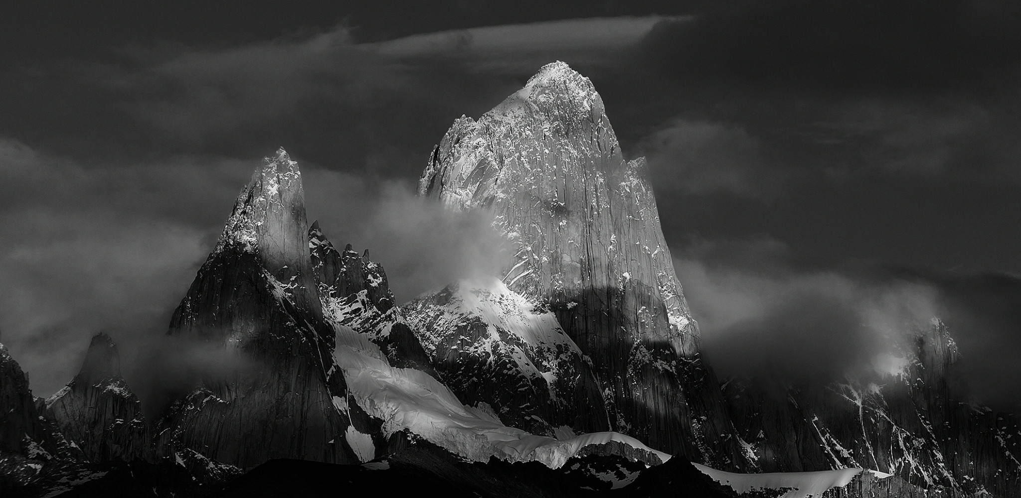 Le Fitz Roy émerge des nuages au cœur du parc national Los Glaciares, en Patagonie argentine. A découvrir lors d'un voyage sur mesure en Argentine avec Horizons Nouveaux