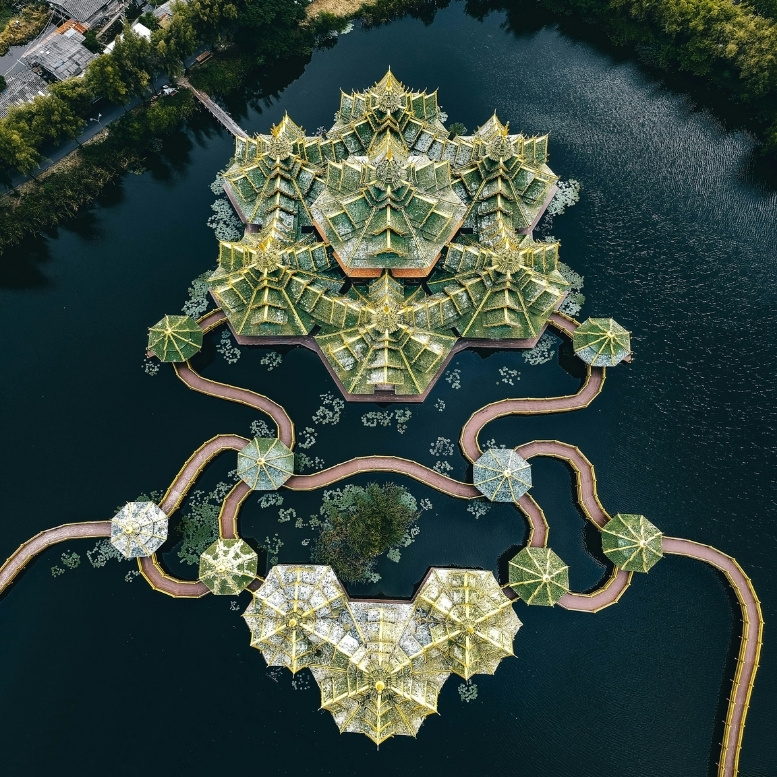 Temple bouddhiste contemporain de Wat Rong Suea Ten en Thaïlande, architecture traditionnelle thaïlandaise sur l’eau, passerelles géométriques et patrimoine culturel du nord du pays.