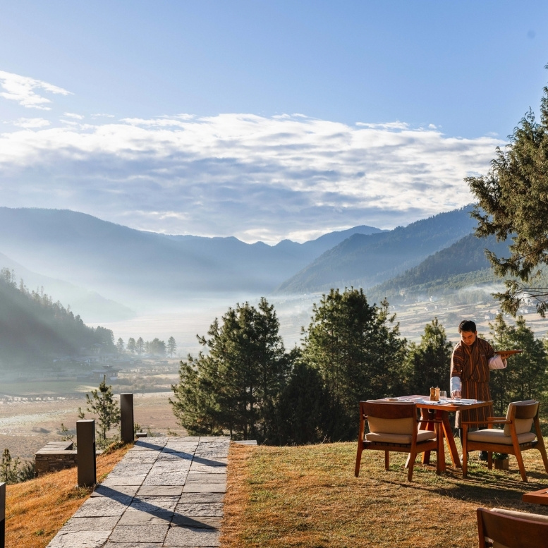 Petit-déjeuner avec vue sur la vallée de Punakha dans un lodge de luxe au Bhoutan. Voyage sur mesure au Bhoutan avec Horizons Nouveaux