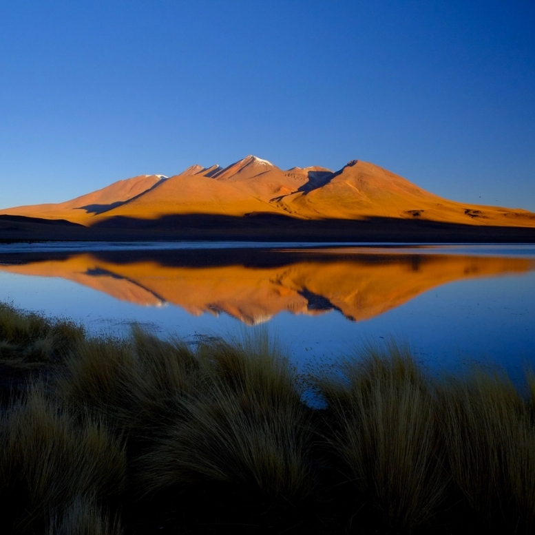 Reflet des montagnes volcaniques de l'Altiplano dans une lagune d'altitude, au cœur des paysages sauvages du sud-ouest bolivien.