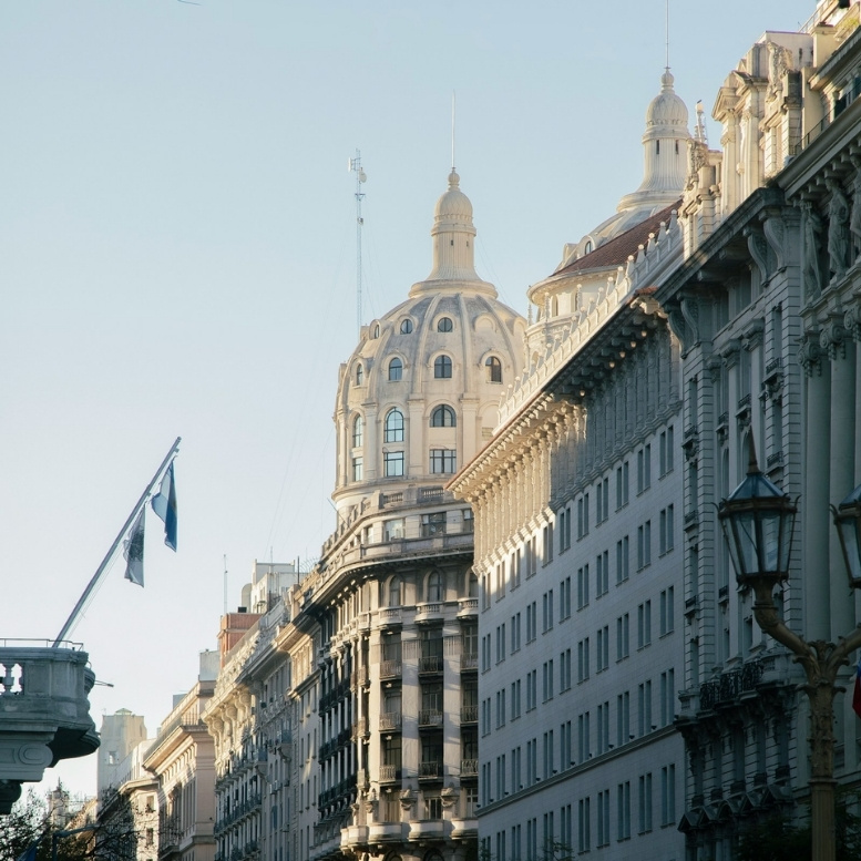 Architecture Belle Époque et façades historiques du centre de Buenos Aires, reflet de l'héritage européen de la capitale argentine. A découvrir lors d'un voyage sur mesure en Argentine avec Horizons Nouveaux