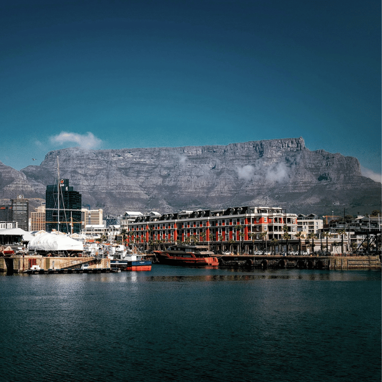 Vue sur le V&A Waterfront, dominé par l’imposante silhouette de la montagne de la Table.