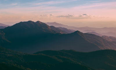 Panorama sur les montagnes de Doi Inthanon au nord de la Thaïlande, paysages de haute altitude, vallées brumeuses et nature préservée autour du plus haut sommet du pays.