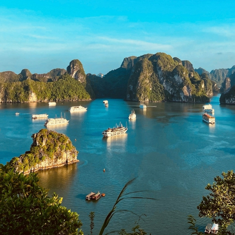 Baie d’Halong au Vietnam avec ses formations karstiques emblématiques et ses jonques traditionnelles, expérience incontournable d’un voyage sur mesure entre croisière, paysages spectaculaires et découverte du Vietnam.
