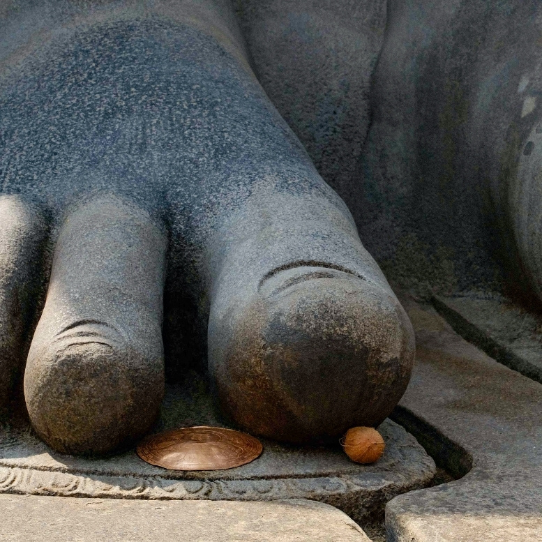 Détails sculptés d’un temple millénaire du Karnataka, où la pierre raconte encore l’histoire des royaumes du sud de l’Inde – Horizons Nouveaux