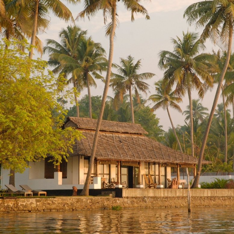 Maison traditionnelle au bord des backwaters du Kerala, entre cocotiers et douceur tropicale – Horizons Nouveaux