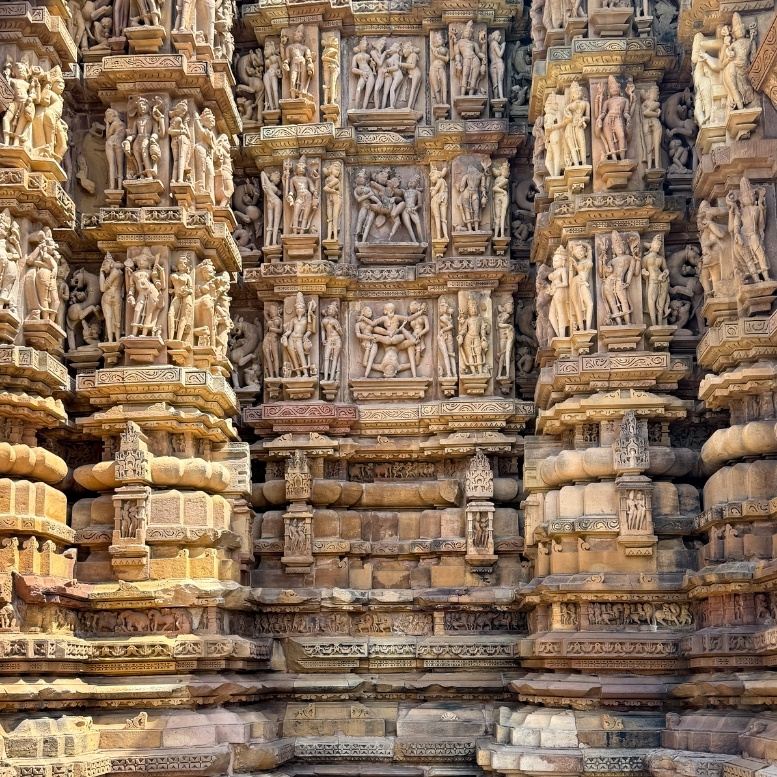 Sculptures finement ciselées du temple de Khajuraho, chef-d’œuvre de l’architecture médiévale du Madhya Pradesh et témoignage exceptionnel de l’art sacré indien – Horizons Nouveaux