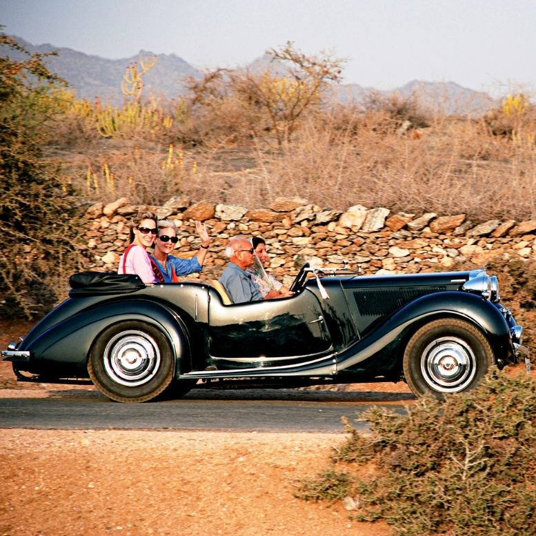 Traverser le Rajasthan à bord d’une voiture de collection, entre villages, palais et paysages désertiques – Horizons Nouveaux