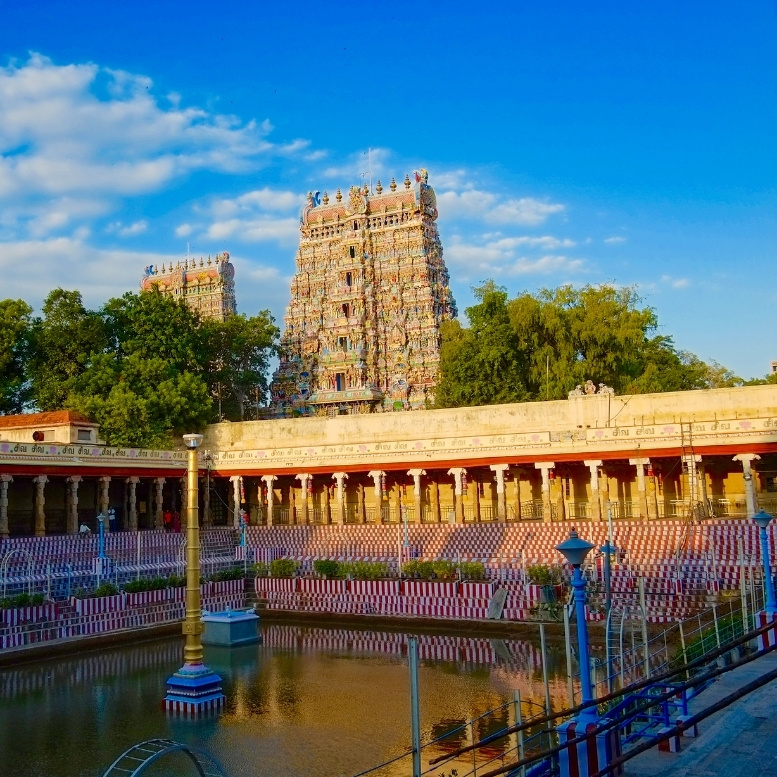 Temple dravidien aux gopurams richement sculptés dans le Tamil Nadu, au cœur de l’une des grandes traditions spirituelles de l’Inde du Sud – Horizons Nouveaux