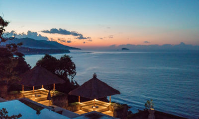 Terrasses de l'Amankila au crépuscule, sur la côte est de Bali.