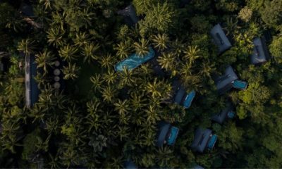 Vue aérienne d'un lodge niché dans la jungle tropicale de Bali