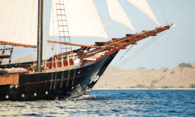 Phinisi traditionnel (voilier indonésien) naviguant dans le parc national de Komodo. L'option parfaite pour un voyage sur mesure en Indonésie avec Horizons Nouveaux