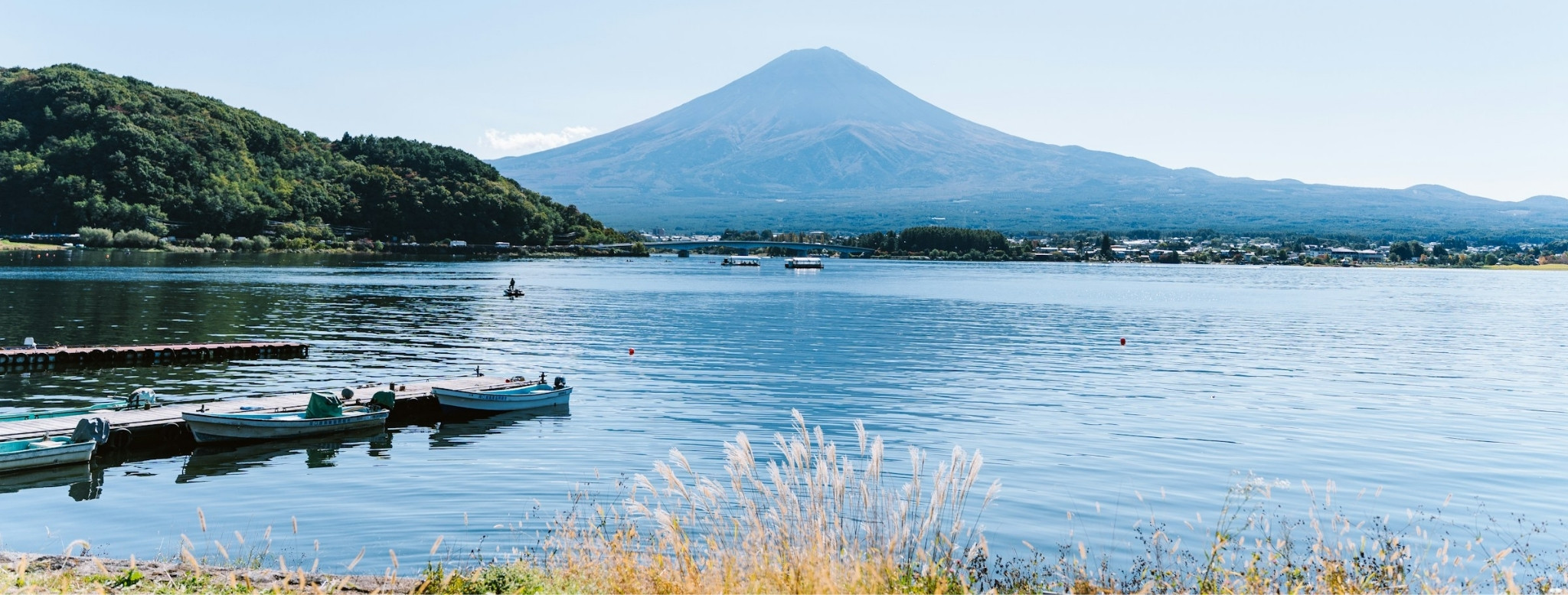 Vue sur le mont Fuji dominant les eaux paisibles du lac Kawaguchi, l’un des paysages les plus emblématiques du Japon entre nature majestueuse, sérénité et harmonie – Horizons Nouveaux
