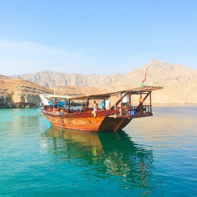 Découvrir le Musandam depuis la mer permet de comprendre pourquoi cette région est souvent surnommée les « fjords d’Arabie ». À bord d’un dhow traditionnel, les montagnes semblent surgir directement des eaux turquoise, dessinant un paysage spectaculaire et étonnamment préservé. Les journées s’écoulent au rythme des criques isolées, des baignades en pleine mer et des rencontres avec les dauphins qui fréquentent régulièrement ces eaux. Une expérience simple et authentique, qui révèle l’un des visages les plus méconnus et les plus fascinants d’Oman – Horizons Nouveaux.