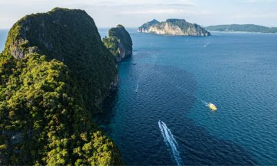 Vue aérienne de Koh Phi Phi Leh en Thaïlande, falaises karstiques couvertes de végétation tropicale, mer d’Andaman turquoise et excursion en bateau dans l’archipel de Krabi.