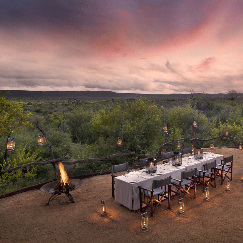 Dîner en plein air à la lueur des lanternes, face aux étendues sauvages de la réserve.