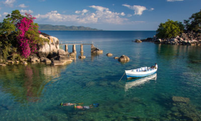 Le lac Malawi surprend par la clarté de ses eaux, ses plages de sable blond et ses îles rocheuses, offrant un contraste unique entre safari africain et douceur tropicale.