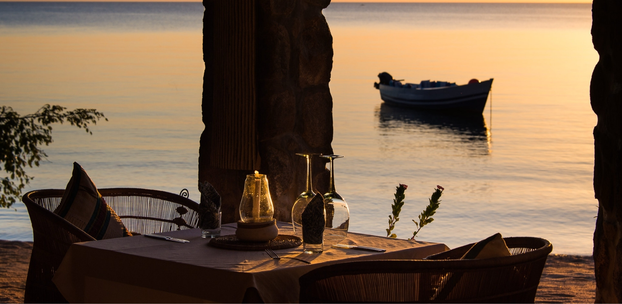 Lorsque le soleil disparaît derrière les eaux calmes du lac Malawi, les journées se prolongent autour d’une table face au rivage. Un cadre simple, élégant et profondément apaisant.