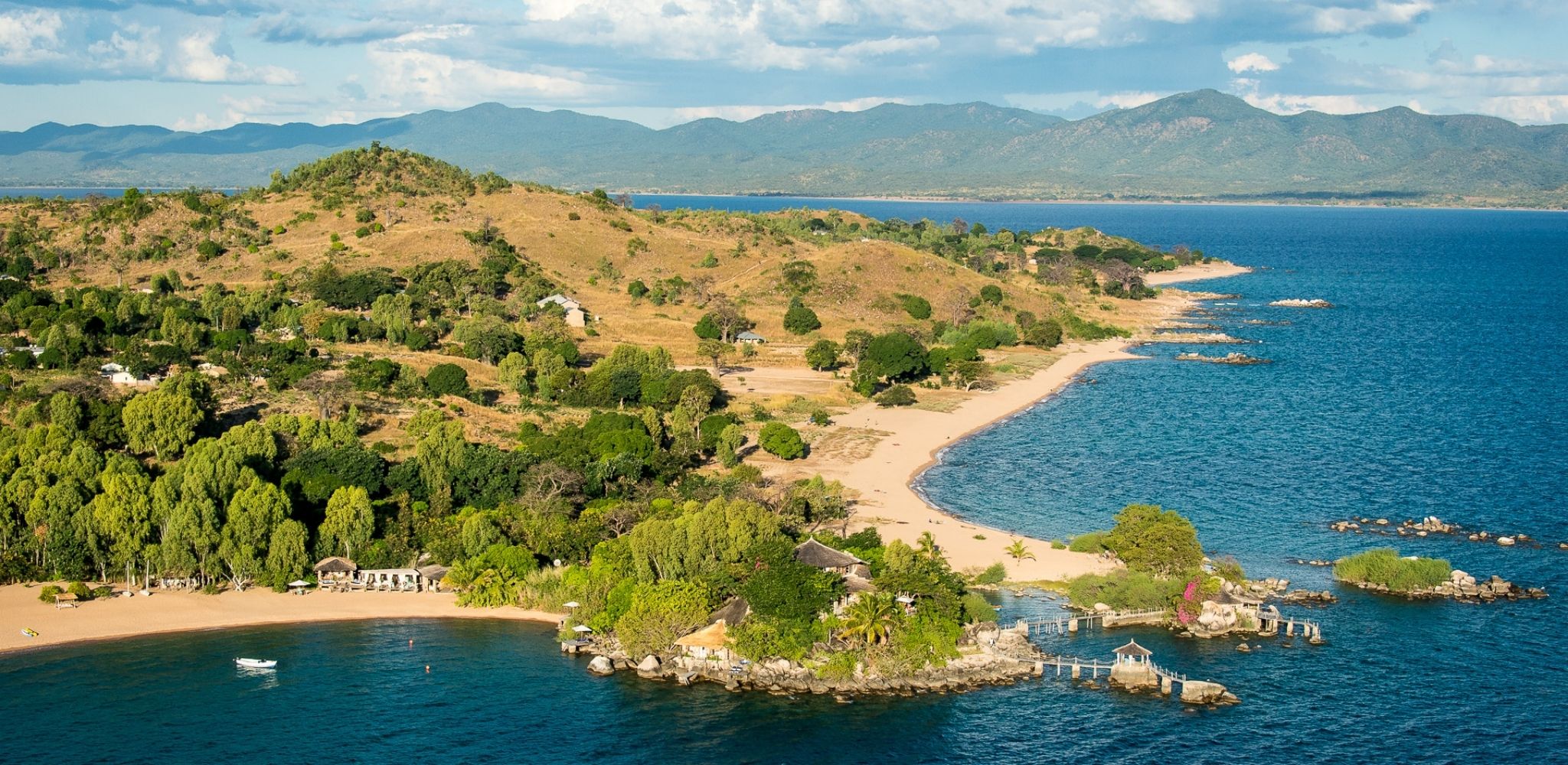 Ici, l’Afrique ralentit. Entre collines verdoyantes, rivages sauvages et immensité bleue du lac Malawi, les journées s’écoulent au rythme de l’eau, loin des itinéraires les plus fréquentés.