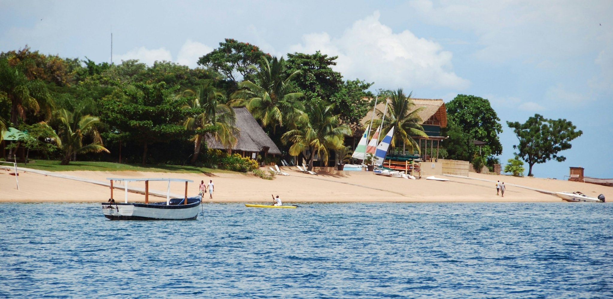 Le lac Malawi ne se résume pas à ses paysages. Ses plages de sable fin, ses petites adresses au bord de l’eau et son atmosphère détendue en font une destination idéale pour prolonger un safari africain en douceur.