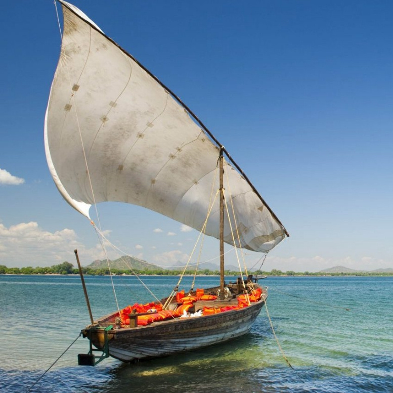 À bord d’un voilier traditionnel, le lac Malawi se découvre autrement. Entre villages de pêcheurs, îlots rocheux et eaux cristallines, la navigation fait partie intégrante de l’expérience.