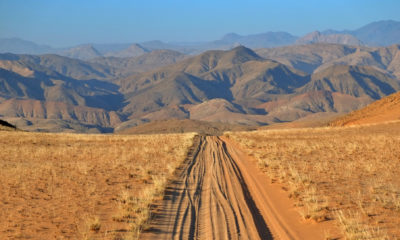 Piste de safari au cœur du Damaraland en Namibie, région emblématique des road trips, des grands espaces minéraux et des paysages parmi les plus impressionnants d’Afrique.