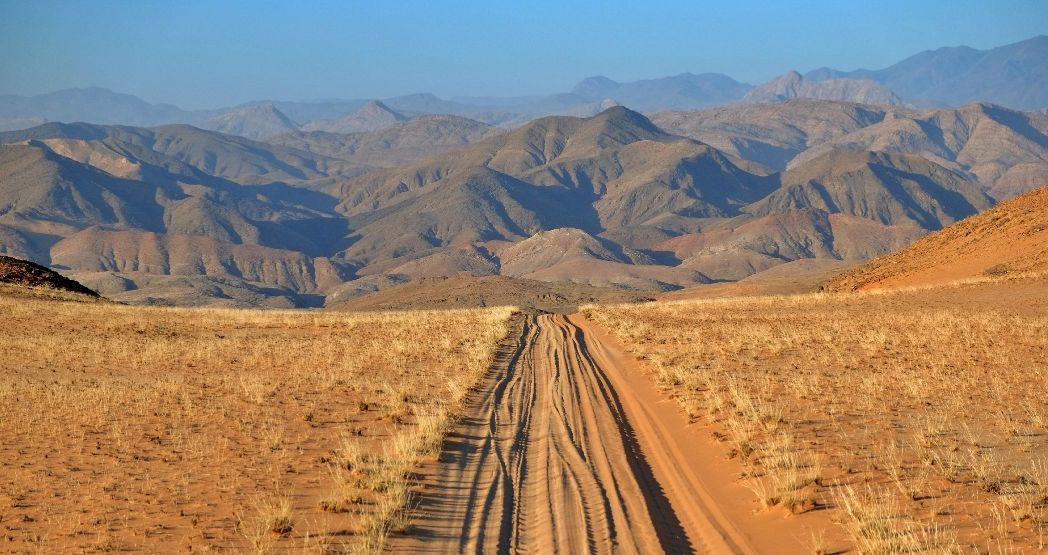 Piste de safari au cœur du Damaraland en Namibie, région emblématique des road trips, des grands espaces minéraux et des paysages parmi les plus impressionnants d’Afrique.
