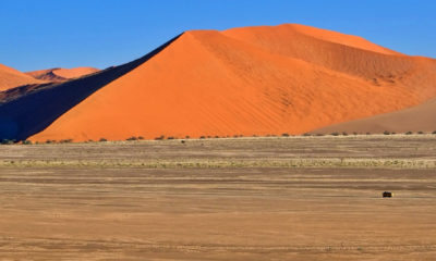 Dune géante de Sossusvlei dans le désert du Namib en Namibie, sable rouge emblématique et paysages spectaculaires au cœur de l’une des plus anciennes régions désertiques du monde.
