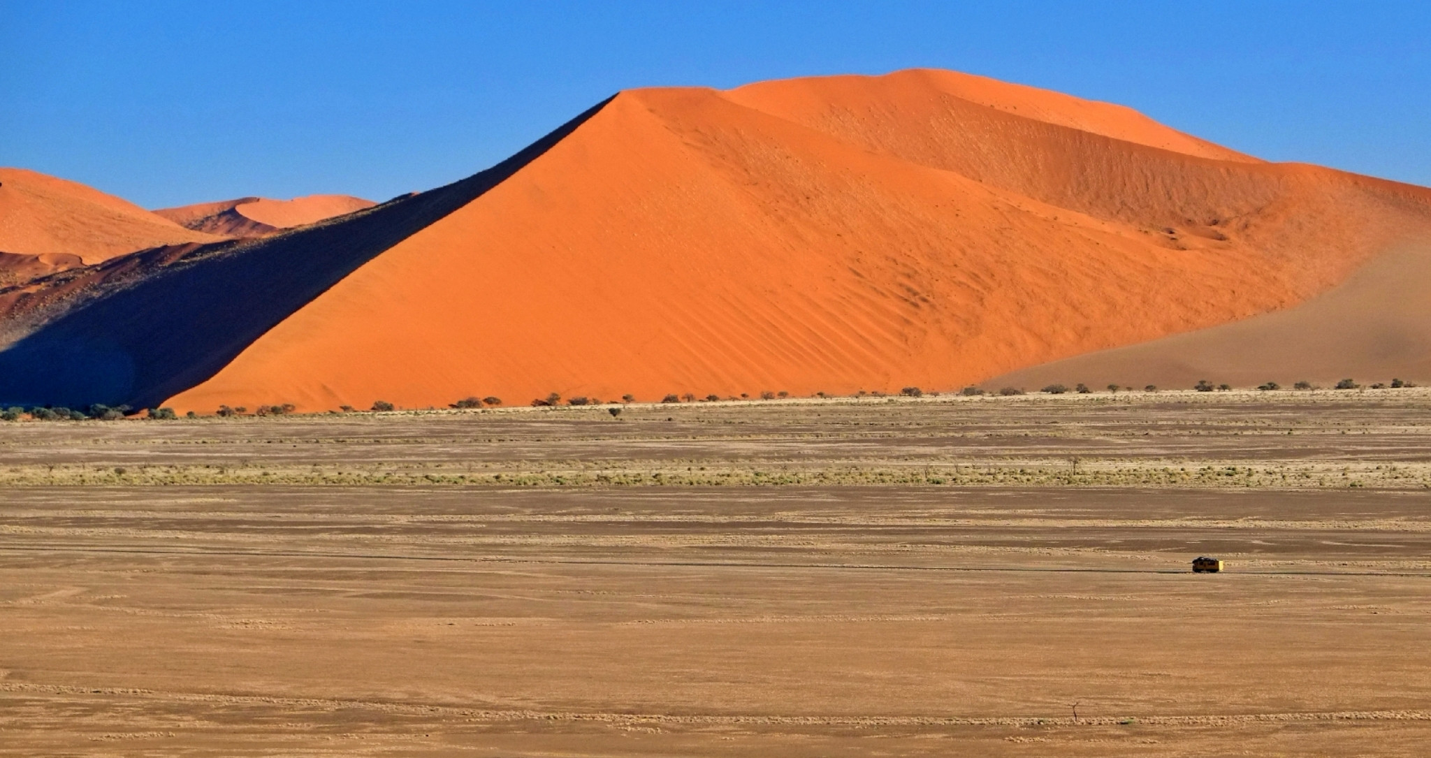Dune géante de Sossusvlei dans le désert du Namib en Namibie, sable rouge emblématique et paysages spectaculaires au cœur de l’une des plus anciennes régions désertiques du monde.