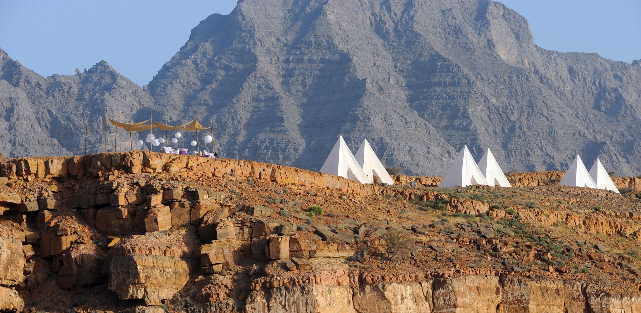 Passer une nuit sous les étoiles d’Oman ne ressemble à aucune autre expérience. Ici, le désert rejoint les montagnes et l’océan n’est jamais très loin. Au coucher du soleil, les reliefs se teintent d’ocre et de cuivre avant de laisser place au silence. Quelques tentes seulement, un dîner servi en pleine nature et l’impression d’avoir le paysage pour soi seul. Une parenthèse rare, loin des itinéraires classiques, qui révèle une autre facette du Sultanat : plus sauvage, plus intime, profondément authentique – Horizons Nouveaux.