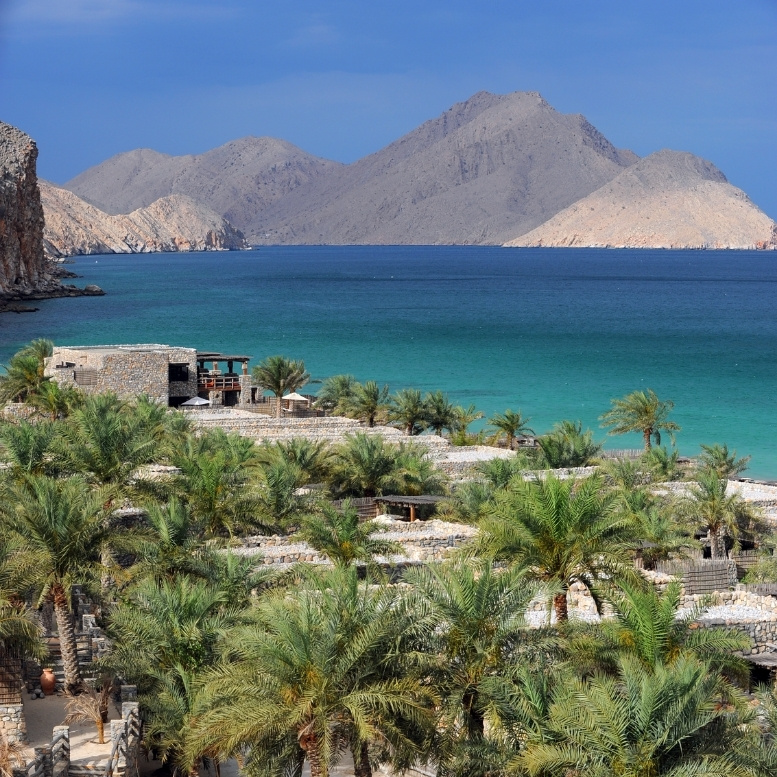 À l’extrême nord d’Oman, là où les montagnes du Musandam plongent directement dans les eaux turquoise du golfe d’Arabie, le Six Senses Zighy Bay semble avoir trouvé sa place naturellement. Le contraste entre les reliefs minéraux, les palmeraies et la mer crée un décor spectaculaire, presque irréel. On y vient pour ralentir, profiter de longues journées entre plage et montagne, explorer les fjords omanais ou simplement savourer le luxe discret qui fait la réputation de l’adresse. Un lieu à part, loin des clichés du Moyen-Orient, où nature et sérénité occupent le premier rôle – Horizons Nouveaux.