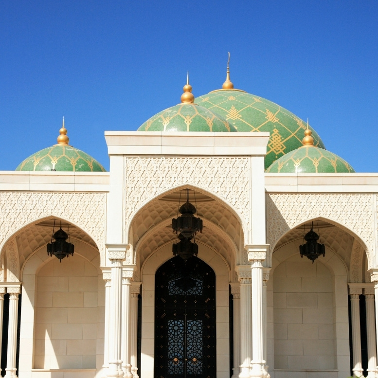 La Grande Mosquée de Mascate impressionne d’abord par ses proportions. Puis, très vite, par son atmosphère. Les lignes sont parfaitement équilibrées, la pierre capte la lumière avec douceur et le silence semble faire partie de l’architecture. Plus qu’un monument, c’est un lieu qui invite à ralentir et à observer. Une étape essentielle lors d’un voyage sur mesure à Oman, pour mieux comprendre l’élégance discrète et la profondeur culturelle du Sultanat – Horizons Nouveaux.