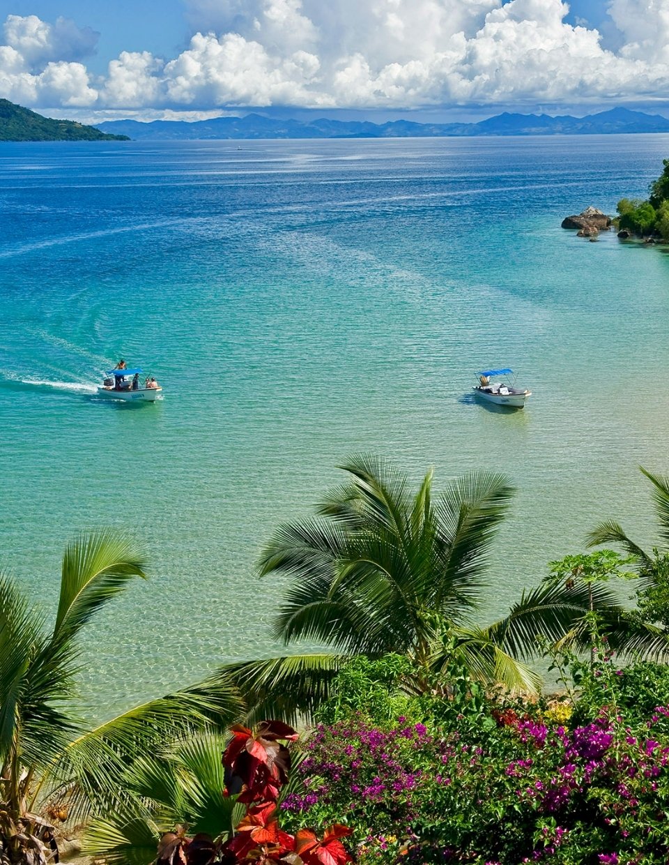 Lagon cristallin de Tsara Komba près de Nosy Be à Madagascar, île tropicale de l’océan Indien idéale pour un séjour balnéaire haut de gamme et un voyage sur mesure à Madagascar.