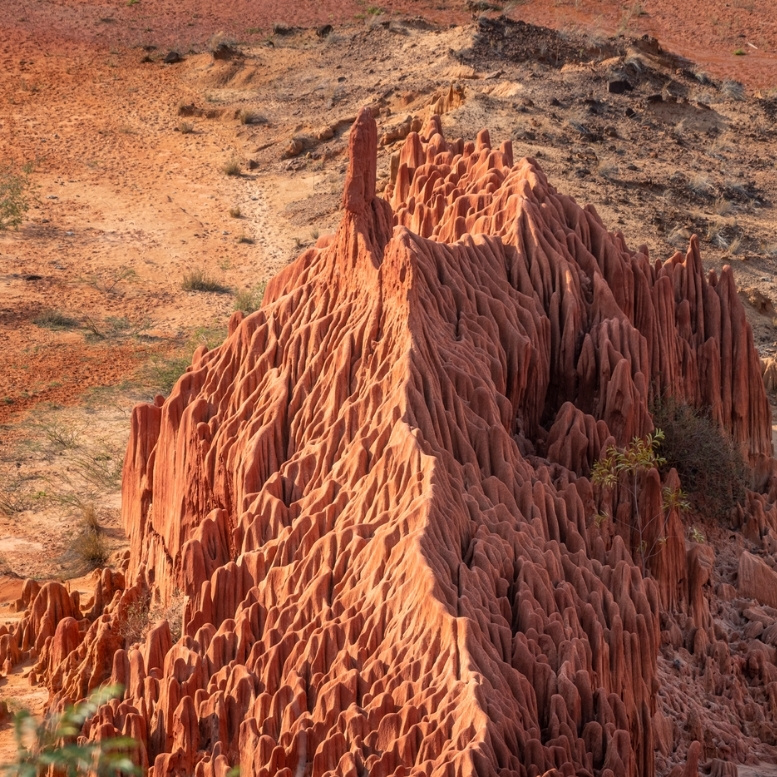 Tsingy Rouges près d’Antsiranana à Madagascar, aiguilles de latérite façonnées par le vent et la pluie, site naturel emblématique d’un voyage sur mesure à Madagascar.