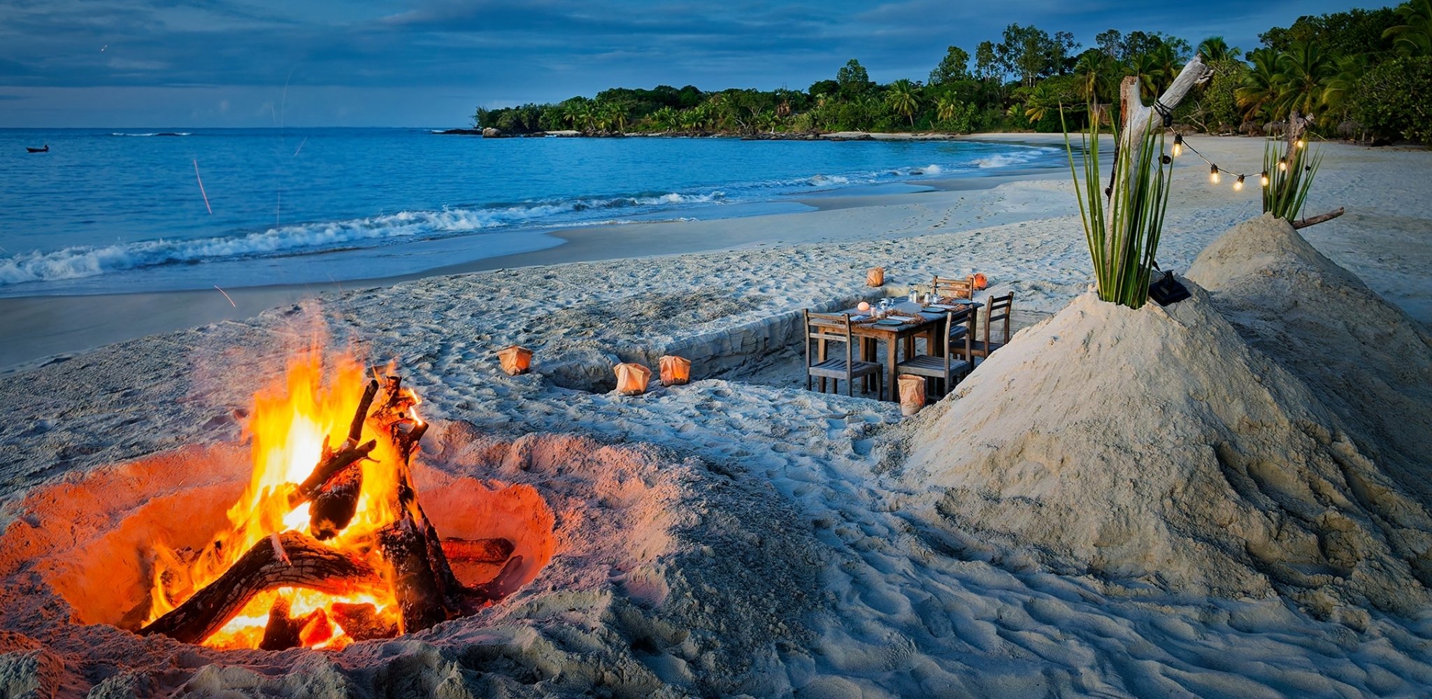 Expérience de dîner les pieds dans le sable à Voaara Madagascar, plage préservée de l’océan Indien, séjour haut de gamme entre nature sauvage, intimité et luxe discret.