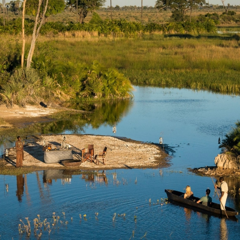 Arrivée en mokoro vers un dîner privé sur une île du delta de l'Okavango au Botswana.