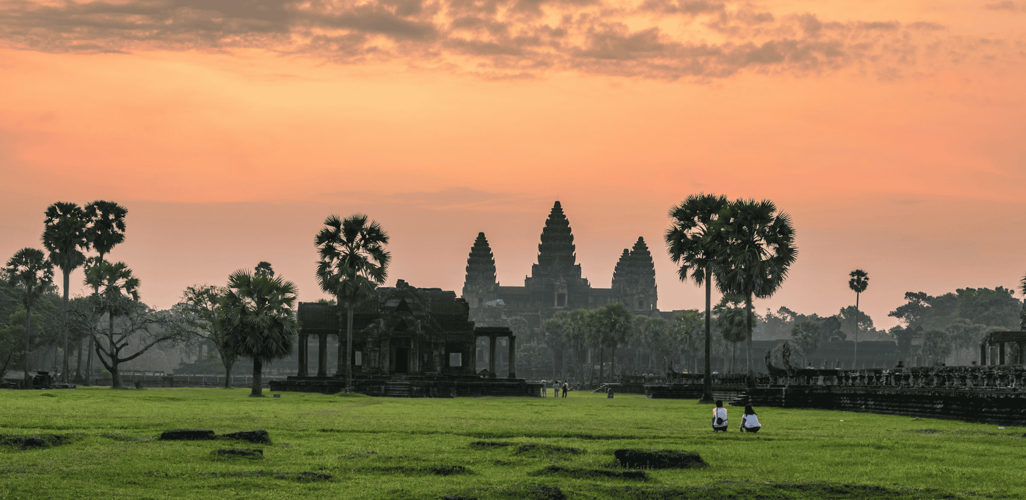 Les tours emblématiques du temple se dessinent dans la lumière douce du lever du soleil. Découvrir le Cambodge avec Horizons Nouveaux