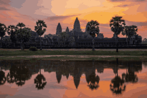 Angkor Wat : Les cinq tours du sanctuaire se reflètent dans les eaux paisibles du bassin, sous un ciel flamboyant. Voyage sur mesure au Cambodge avec Horizons Nouveaux, spécialiste de l'Asie depuis plus de 30 ans