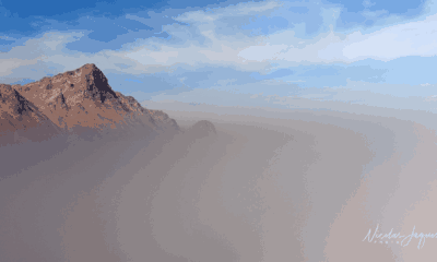 Les reliefs montagneux émergent d'une mer de brume.