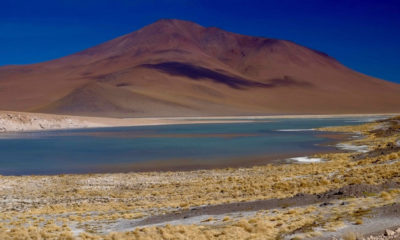 Lagune d'altitude entourée de montagnes volcaniques dans les paysages préservés du Sud Lípez en Bolivie.