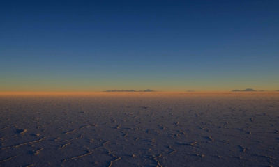 Immensité du Salar d'Uyuni au lever ou au coucher du soleil, le plus grand désert de sel au monde en Bolivie.