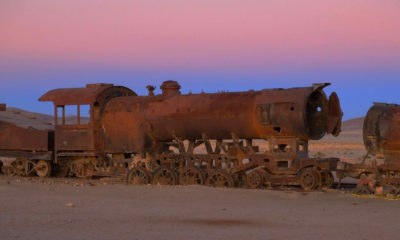 Anciennes locomotives du célèbre cimetière des trains d'Uyuni au coucher du soleil en Bolivie.